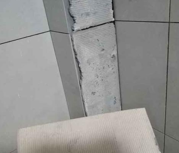 邵武瓷砖空鼓维修公司分享下厨房瓷砖脱落的补救措施。